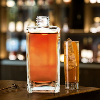 Bouteille de verre vierge transparente de 700 ml de forme ronde personnalisée pour le whisky Vodka Tequila