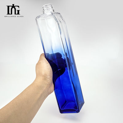 Bouteille de whisky en verre avec une surface gravée et un collier