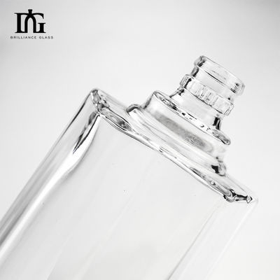 250 ml/500 ml/700 ml/750 ml Bouteille carrée de liqueur de whisky avec bouchon Épaisseur de verre lourd Fond