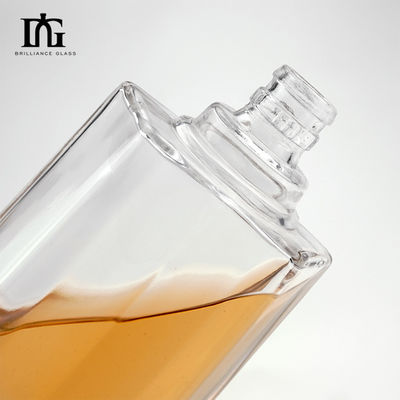 250 ml/500 ml/700 ml/750 ml Bouteille carrée de liqueur de whisky avec bouchon Épaisseur de verre lourd Fond