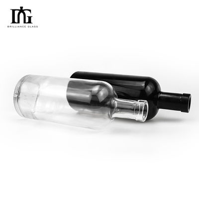 Une bouteille de whisky et de vodka de 750 ml, de 700 ml et de 500 ml, avec peinture noire personnalisée.
