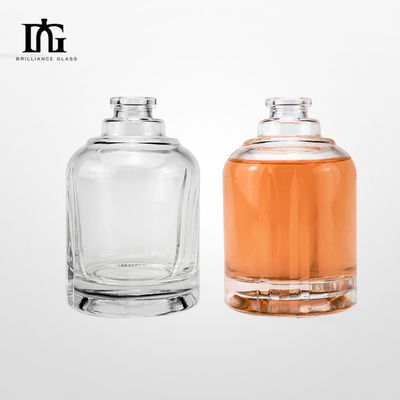 25OZ Bouteille de spiritueux ronde avec un design de panneau droit et une poignée de pistolet à un doigt en verre