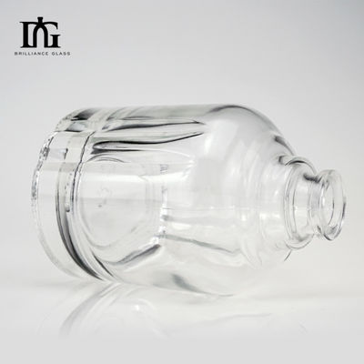25OZ Bouteille de spiritueux ronde avec un design de panneau droit et une poignée de pistolet à un doigt en verre