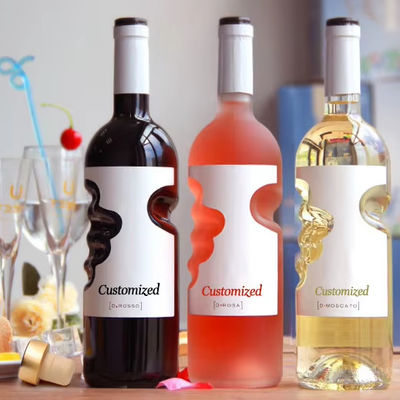 échantillon d'eau minérale fourni 500 ml bouteille de verre avec forme unique et bouchon de liqueur